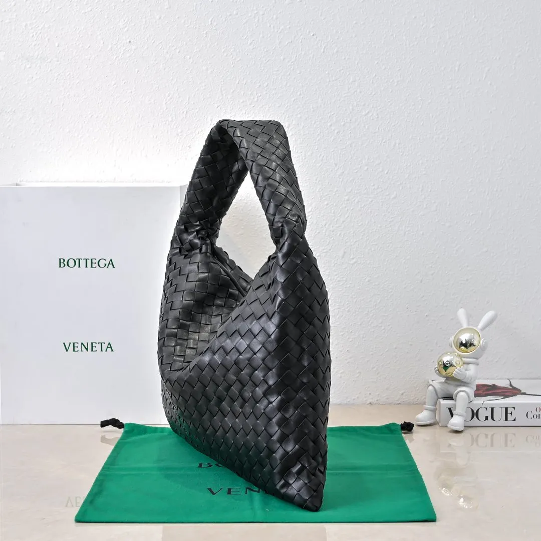 Batch 1960 #Bv new medium-sized HOP bag, the bag body and handles are made of a whole piece of woven leather. The bag body is soft and lazy. Hop symbolizes the praise of innovation and eternal craftsmanship [love]. The pyramid silhouette combines practicality and fashion. It is modern and casual, and the bag mouth is double-sided closed design, more convenient and safe! The cowhide texture also makes the bag more wear-resistant and durable. A must-have for fashionable ladies who like minimalism yet comfortable and casual! Size: 46x21x10cm Model: 6262